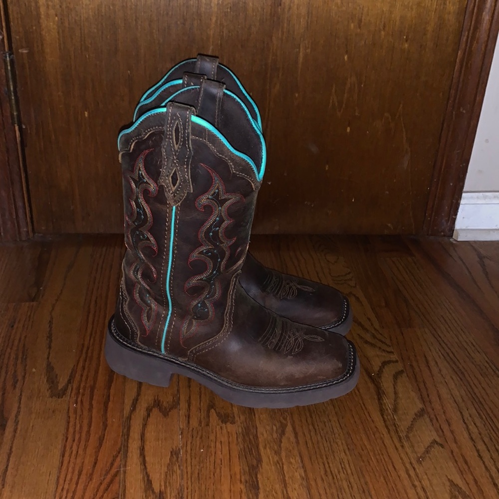 These are Justin’s boots they are brown and rubber bottoms good working boots
